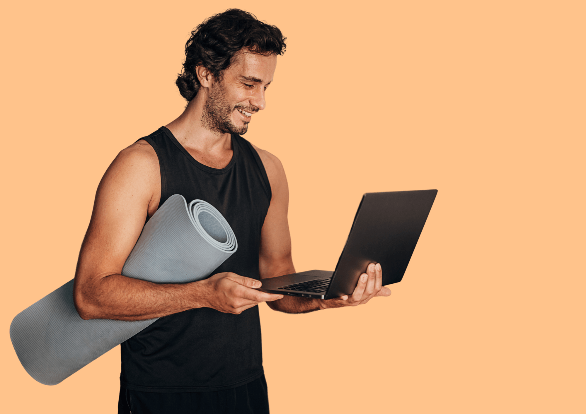 Lächelnder Mann hält Laptop mit Akina Software in der einen Hand, Yogamatte in der anderen.